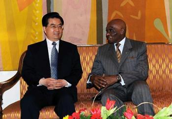 Visiting Chinese President Hu Jintao (L) meets with his Senegalese counterpart Abdoulaye Wade in Dakar, capital of Senegal, Feb. 13, 2009. (Xinhua/Rao Aimin)