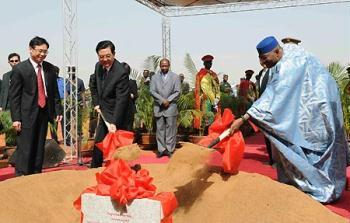 Visiting Chinese President Hu Jintao (3rd L Front) and his Malian counterpart Amadou Toumany Toure (3rd R Front) attend an inauguration of a China-aided bridge construction project in Bamako, capital of Mali, Feb. 13, 2009. (Xinhua/Rao Aimin)