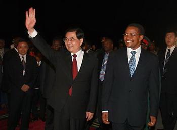 Chinese President Hu Jintao (L, front) is greeted by Tanzanian President Jakaya Mrisho Kikwete upon his arrival at the airport in Dar es Salaam, Tanzania, Feb. 14, 2009. Hu arrived here on Saturday night for a state visit to Tanzania.(Xinhua/Ju Peng)