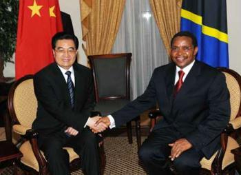 Visiting Chinese President Hu Jintao (L) meets with his Tanzanian counterpart Jakaya Mrisho Kikwete in Dar es Salaam, Tanzania, Feb. 15, 2009.