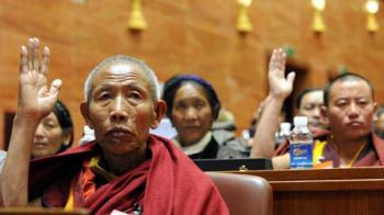 LHASA, Jan. 19, 2009 (Xinhua) -- Lhakang Losangdoje (L Front), delegate to Tibetan Autonomous Region People's Congress (legislature), raises his hand to vote for the approval of setting the Serfs Emancipation Day during the second session of the Ninth People's Congress of the region, in Lhasa, capital of southwest China's Tibet Autonomous Region, Jan. 19, 2009. (Xinhua Photo)