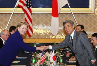 U.S. Secretary of State Hillary Clinton (L) shakes hands with Japanese Foreign Minister Hirofumi Nakasone before their talks in Tokyo Feb. 17, 2009.(Xinhua/Tomohiro Osumi/Pool)
