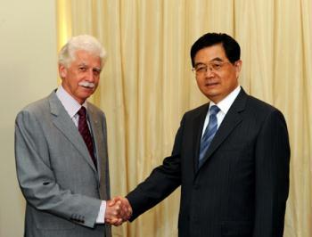 Chinese President Hu Jintao (R) meets with Paul Berenger, leader of the Mauritian Militant Movement, in Port Louis of Mauritius, Feb. 17, 2009. (Xinhua/Rao Aimin)