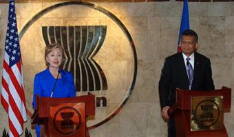 U.S. Secretary of State Hillary Clinton (L) and ASEAN Secretary General Surin Pitsuwan attend a joint press conference at the ASEAN secretariat in Jakarta, Indonesia, on February 18, 2009. (Xinhua/Yue Yuewei)