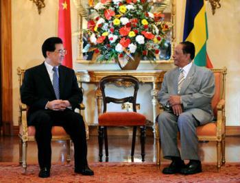 Visiting Chinese President Hu Jintao (L) meets with Mauritian President Anerood Jugnauth in Port Louis, Mauritius, Feb. 17, 2009. (Xinhua/Rao Aimin)