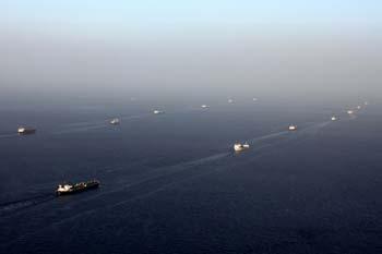 Photo taken on Feb. 17, 2009 shows the grand view of the merchant vessels escorted by the Chinese naval fleet in the Gulf of Aden.(Xinhua/Li Tang) 