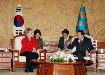 South Korean President Lee Myung-bak (R, front) meets with visiting U.S. Secretary of State Hillary Clinton (L, front) at the Presidential Office in Seoul, on Feb. 20, 2009.(Xinhua/NEWSIS)