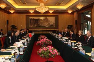 Chinese Foreign Minister Yang Jiechi (2nd L) holds talks with visiting U.S. Secretary of State Hillary Clinton (2nd R) in Beijing, China, Feb. 21, 2009. Hillary Clinton arrived in Beijing on Friday evening, kicking off her visit to China.(Xinhua Photo)