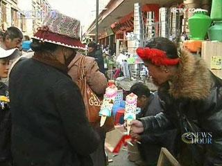 Markets in Lhasa selling festival goods have attracted people from all over Tibet.(CCTV.com)