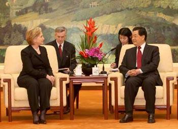 Chinese President Hu Jintao (1st R) meets with visiting U.S. Secretary of State Hillary Clinton (1st L) in Beijing, China, Feb. 21, 2009. (Xinhua/Liu Weibing) 
