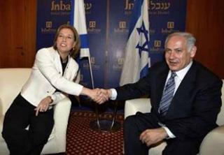 Israel's Likud party leader Benjamin Netanyahu (R) shakes hands with Foreign Minister and Kadima party leader Tzipi Livni in Jerusalem February 22, 2009. REUTERS/Ammar Awad