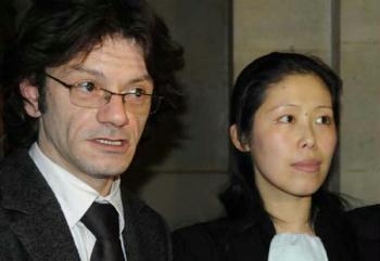 Ren Xiaohong (R), a lawyer for the Association for the Protection of Chinese Art in Europe (APACE), the plaintiff, speaks to the media with her colleague Ayagh at the Tribunal de Grande Instance in Paris, capital of France, Feb. 23, 2009. The Paris court on Monday ruled against stopping the sale of two looted Chinese bronze sculptures which come up for auction at Christie's on Wednesday.(Xinhua/Zheng Suchun) 