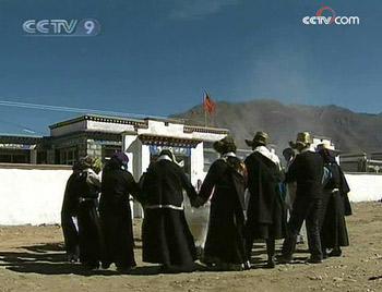 On the Tibetan New Year's Eve, 24 extremely poor families in the Gongka village of Mozhugongka county got the keys to their new homes.