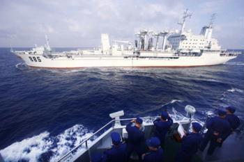 China's missile destroyer "Guangzhou" (Front) sails towards the comprehensive supply vessel "Nancang", on the South China Sea, south China, Feb. 24, 2009. Destroyer "Guangzhou" got its first supplies from "Nancang" on Tuesday. A Chinese task force, including destroyer "Guangzhou", will take part in the "Peace-09" multinational naval exercise in the seas off Pakistan in March. (Xinhua/Zha Chunming)