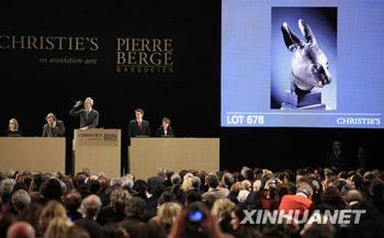 Two controversial ancient Chinese relics have been auctioned off for 14 million Euros each by anonymous telephone bidders at Christie's. 