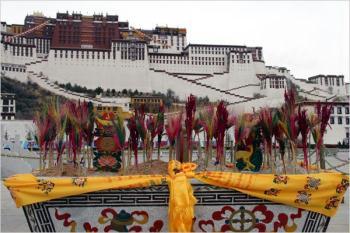 A giant qiema - a two-tier rectangular wooden box containing roasted barley and food prepared with butter, parched barley meal and sugar - stands in Potala Palace Square to mark the Tibetan New Year in Lhasa, capital of west China's Tibet Autonomous Region, on Wednesday, February 25, 2009. [Photo: CRIENGLISH.com/ Xu Liuliu]