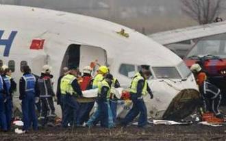 Emergency workers carry wounded passengers away from a Turkish Airlines passenger plane that crashed while attempting to land at Amsterdam's Schiphol airport February 25, 2009.REUTERS/Paul Vreeker/United Photos