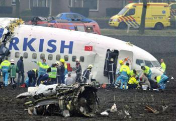 Rescue workers help passengers after a Turkish Airlines passenger plane crashed while attempting to land at Amsterdam's Schiphol airport Feb. 25, 2009. (Xinhua/Reuters Photo)