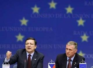 European Commission President Jose Manuel Barroso (L) and Czech Prime Minister Mirek Topolanek, whose country currently holds the rotating Presidency, hold a news conference after an emergency European Union leaders summit in Brussels March 1, 2009.REUTERS/Yves Herman