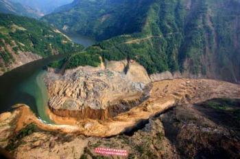 Picture taken on June 10, 2008 from a military helicopter shows the drainage of the Tangjiashan quake lake in southewest China's Sichuan Province. [Xinhua]