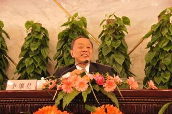 Li Zhaoxing, spokesperson of 2nd Session of the 11th NPC, said, "This session is of crucial importance for mobilizing the Chinese people of all nationalities in an united effort gather confidence to overcome difficulties and to promote the sound and fast growth of the society and economy."