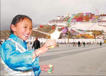 A Tibetan girl plays at the square in front of the Potala Palace in Lhasa. Tibet regional government officials said riots like the one last March will not happen again. Long Hao [China Daily]