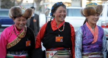 Gesang Zhoigar(C), an offspring of a serf family and a delegate to Tibet Autonomous Region People's Congress (legislature), enters the meeting hall to attend the annual, second session of the Ninth People's Congress of the region in Lhasa, capital of southwest China's Tibet Autonomous Region, Jan. 19, 2009. (Xinhua/Gesang Dawa)