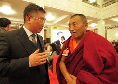 Members of the 11th National Committee of the Chinese People's Political Consultative Conference (CPPCC) chat prior to the fourth plenary meeting of the Second Session of the 11th National Committee of the CPPCC held at the Great Hall of the People in Beijing, capital of China, March 9, 2009. (Xinhua/Zhang Lei)