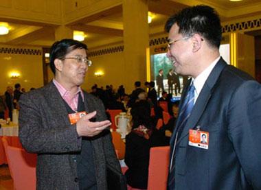 Xie Wei (R) and Wang Jian, members of the 11th National Committee of the Chinese People's Political Consultative Conference (CPPCC), chat prior to the fourth plenary meeting of the Second Session of the 11th National Committee of the CPPCC held at the Great Hall of the People in Beijing, capital of China, March 9, 2009. (Xinhua/Chen Qisong)