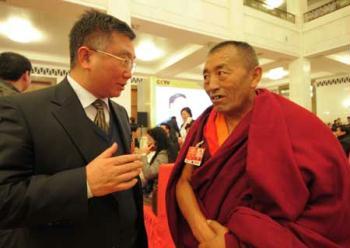 Members of the 11th National Committee of the Chinese People's Political Consultative Conference (CPPCC) chat prior to the fourth plenary meeting of the Second Session of the 11th National Committee of the CPPCC held at the Great Hall of the People in Beijing, capital of China, March 9, 2009. (Xinhua/Zhang Lei)