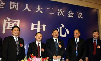 Zhou Qifeng (2nd from left), president of Peking University, stands with four other presidents of top universities in China, at a NPC press conference. [China Daily] 