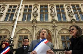 Paris councillor Alain Destrem (2nd R) speaks in front of the City Hall in Paris, March 10, 2009. Destrem condemned on Tuesday the hanging of the so-called "Tibet independence" flag in front of the Paris City Hall on March 10 every year, which rampantly intervenes in China's internal affairs and hurts the feelings of the Chinese people.(Xinhua/Zhang Yuwei)