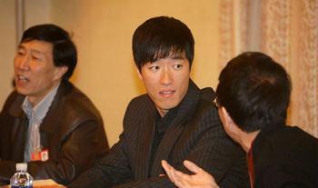 Chinese hurdler Liu Xiang (C) attends a panel meeting of the annual session of the National Committee of the Chinese People's Political Consultative Conference (CPPCC) in Beijing on Wednesday, March 11, 2009. [Photo: Xinhua]