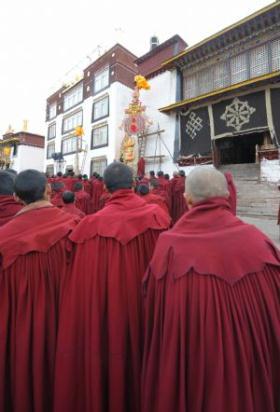 Lamas gather in the Chanbaling Temple in Qamdo, southwest China's Tibet Autonomous Region, Mar. 11, 2009. An annual celebration for the ghee flowers and lanterns festival was held in the Chanbaling Temple on Wednesday, to pray for peace and happiness in the new year. (Xinhua/Pubu Zhaxi)