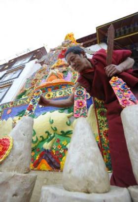 A Lama embellishes ghee flowers in the Chanbaling Temple in Qamdo, southwest China's Tibet Autonomous Region, Mar. 11, 2009. An annual celebration for the ghee flowers and lanterns festival was held in the Chanbaling Temple on Wednesday, to pray for peace and happiness in the new year. (Xinhua/Pubu Zhaxi)