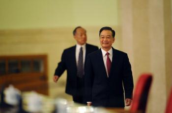 Chinese Premier Wen Jiabao (R) arrives for a press conference after the closing meeting of the Second Session of the 11th National People's Congress (NPC) at the Great Hall of the People in Beijing, capital of China, March 13, 2009. The annual NPC session closed on Friday. (Xinhua Photo)