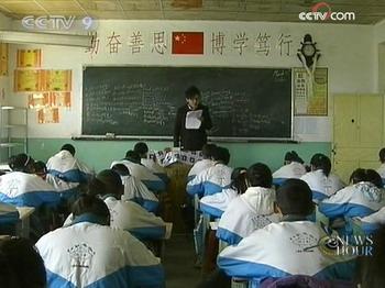 At the No. 2 Middle School in Lhasa, third grade students are taught in the only remaining class building, after two others were burnt down by rioters last year.(CCTV.com)