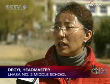 Degyi, Headmaster Lhasa No.2 Middle School, said, “We borrowed some classrooms from other schools to carry out our lessons, but that means our students have to travel long distances to attend classes."(CCTV.com)