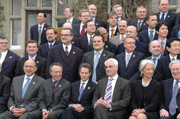 Finance ministers and central bank governers pose for group photos at a hotel near Horsham, southern England, March 14, 2009. The G20 Finance Ministers' Meeting kicked off here Saturday.(Xinhua Photo)