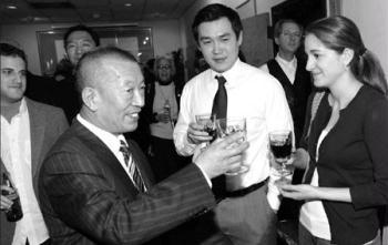 Living Buddha Shingtsa Tenzinchodrak, a deputy to the NPC, makes a toast at a banquet in Washington yesterday. [Xinhua]