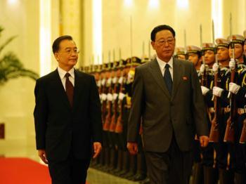 Chinese Premier Wen Jiabao (L) holds a welcoming ceremony for his counterpart of the Democratic People's Republic of Korea (DPRK) Kim Yong Il at the Great Hall of the People in Beijing, capital of China, March 18, 2009. (Xinhua/Li Tao)