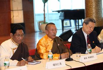 Shingtsa Tenzinchodrak (C), a living Buddha of Tibetan Buddhism and also the head of a five-member delegation of Tibetan deputies of China's National People's Congress (NPC), talks with representatives of local overseas Chinese at a symposium in New York, the United States, March 18, 2009.(Xinhua Photo)