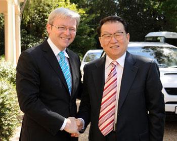 Australian Prime Minister Kevin Rudd (L) meets with Li Changchun, a member of the Standing Committee of the Political Bureau of the Central Committee of the Communist Party of China, in Canberra, capital of Australia, March 21, 2009. (Xinhua/Liu Jiansheng)