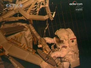 Astronauts have accidentally inserted a pin upside down and jammed an equipment storage platform during a spacewalk at the international space station.(CCTV.com)