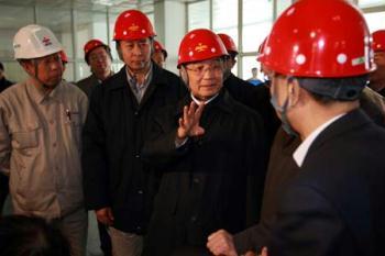 Chinese Premier Wen Jiabao (2nd R) talks with officials at Anshan Iron and Steel Group Corporation in Anshan, northeast China's Liaoning Province, March 20, 2009. Premier Wen made an inspection tour in Liaoning on March 20-22. (Xinhua/Ju Peng)