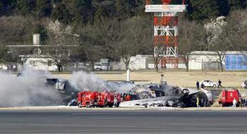 A cargo plane burns on the tarmac at Narita international airport in Chiba, Japan March 23, 2009. A Federal Express Corp cargo plane crashed and burst into flames as it landed at Narita international airport on Monday, closing one runway at the busy gateway to Tokyo.(Xinhua/Reuters Photo)