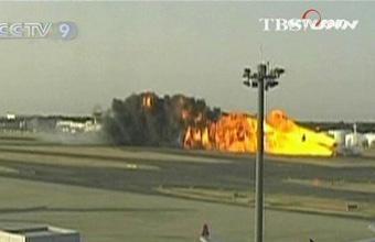 A FedEx cargo plane has crashed at Narita international airport in Tokyo, killing both pilots.(CCTV.com)