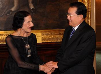 Marie Bashir (L), Australian acting governor-general and New South Wales State governor, meets with Li Changchun, a member of the Standing Committee of the Political Bureau of the Central Committee of the Communist Party of China, in Sydney, Australia, March 22, 2009.(Xinhua/Liu Jiansheng)