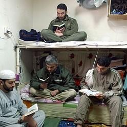 Palestinian prisoners pray in an Israeli prison.Photo: Ariel Jerozolimski[file]