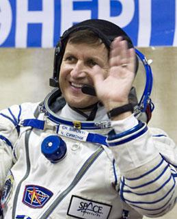 U.S. entrepreneur Charles Simonyi waves to his wife after putting on his space suit at Baikonur Cosmodrome March 26, 2009. Simonyi will roar off into space aboard a Russian rocket on Thursday to make history as the first tourist to make the odyssey twice. He will travel to the International Space Station (ISS) with Russia's cosmonaut Gennady Padalka and U.S. astronaut Michael Barratt.(Xinhua/Reuters Photo)